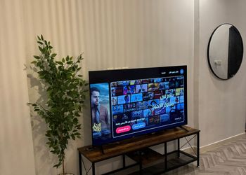 استديو بسرير مريح وأثاث بسيط