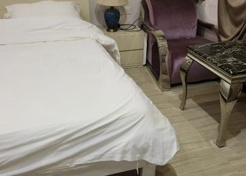 استديو بأثاث مريح وبسيط 