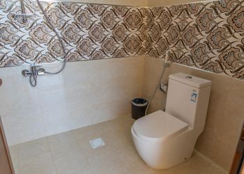 شاليه بمسطح اخضر وجلسة خارجية 