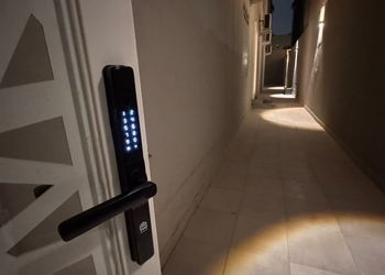 شقة بغرفة معيشة وغرفتين نوم 