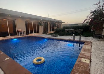 استراحة بمسطح اخضر وجلسة