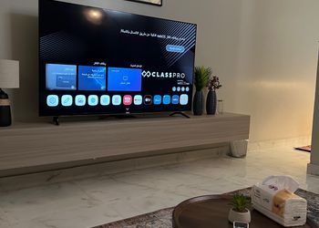 شقة بصالة أنيقة وغرفتين نوم
