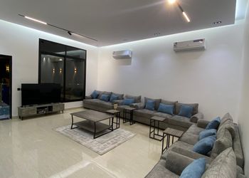 شاليه بمسطح اخضر وجلسة خارجية