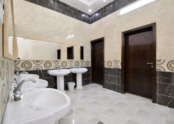 استراحة بملعب كرة طائرة وجلسة 