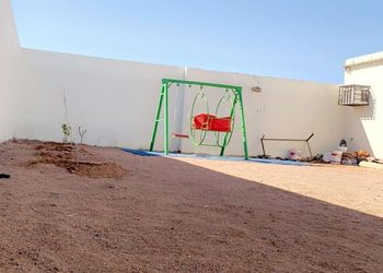 شاليه بمسطح اخضر وجلسة خارجية 