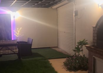 شاليه بمسطح اخضر وجلسة خارجية 