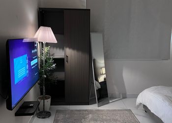 شقة بغرفة معيشة وغرفة نوم 