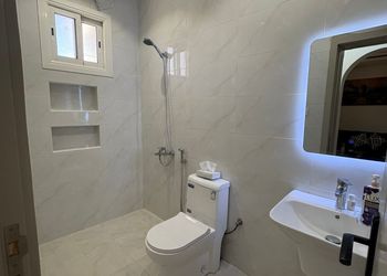 شقة بغرفة معيشة وغرفة نوم 