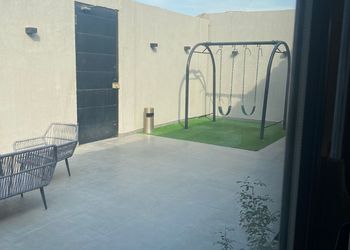 شاليه بجلسة تطل على مسبح خارجي 