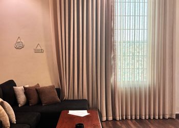 استوديو مميز بطابع خشبي هادئ