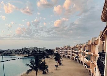 شقة بصالة وثلاث غرف نوم بموقع مميز 