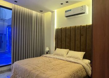 شاليه بجلسة خارجية ومسبح 
