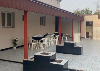 استراحة بمسبح خارجي وجلسة خارجية