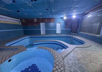 شاليه بمسطح اخضر وجلسة خارجية 