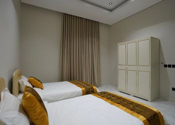 شقة بصالة مريحة وتصميم هادئ 