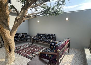 استراحة بجلسة مطلة على المزرعة 