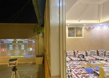 شقة بصالة مريحة وثلاث غرف نوم 
