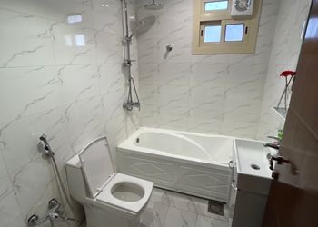 شقة بخمس غرف نوم وصالة