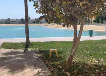 شاليه بإطلالة على البحر والحديقة