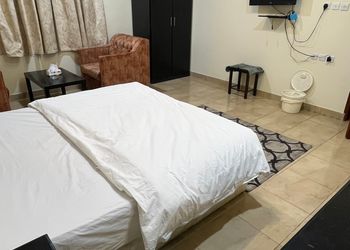 غرفة بسرير ماستر وجلسة جانبية