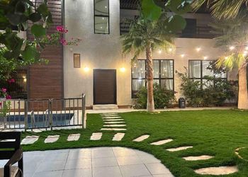 شاليه بمسطح اخضر ومسبح 