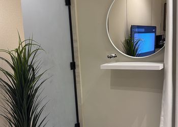 استديو بسرير ماستر وجلسة مريحة 
