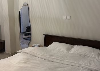استديو بأثاث مريح وبسيط 