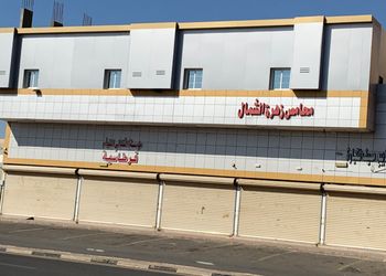 شقة بغرفة نوم وصالة وبأثاث مريح