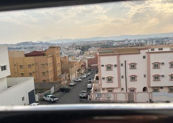 شقة بصالة وثلاث غرف نوم 