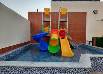 شاليه بمسطح اخضر وجلسة خارجية 