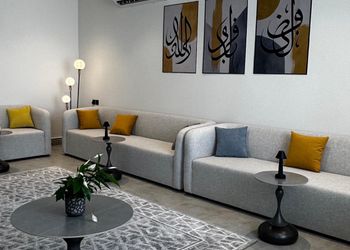 استراحة بمجلس وفناء خارجي 