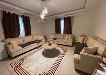 شقة بغرفة معيشة وغرفة نوم 