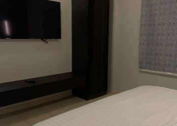 استديو بأثاث مريح وبسيط 