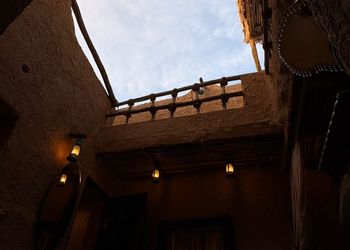 شاليه بطابع تراثي بجلسة خارجية  