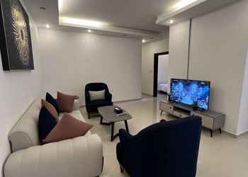 شقة بصالة وثلاث غرف نوم 