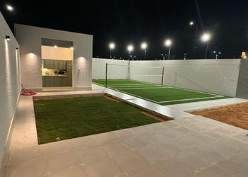شاليه بملعب كرة طائرة