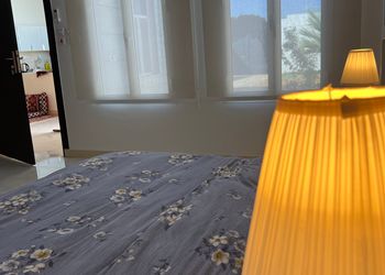 استراحة بمجلس وفناء خارجي 