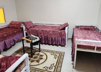 شاليه بجلسة مطله على المسبح