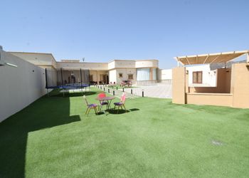 استراحة بملعب كرة طائرة وجلسة 