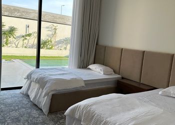 شاليه بمسطح اخضر ومسبح 