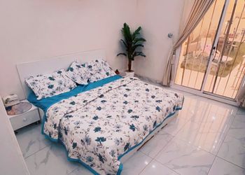 شاليه بجلسة تطل على مسبح خارجي 