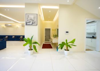 شاليه بمسطح اخضر وجلسة خارجية