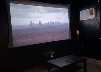 شقة بغرفتين وصالة سينما