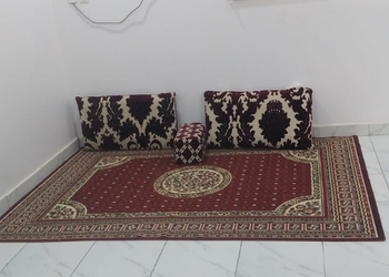 غرفة بأثاث مريح وبسيط