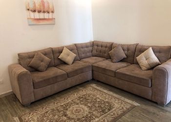شاليه بمسبح ومسطح اخضر 