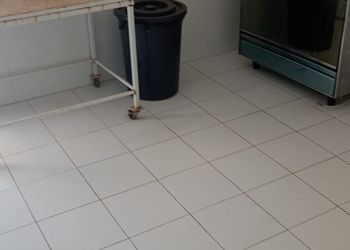 شاليه بجلسة تطل على مسبح خارجي 
