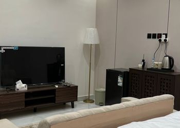 استديو بسرير مريح وتصميم هادئ 