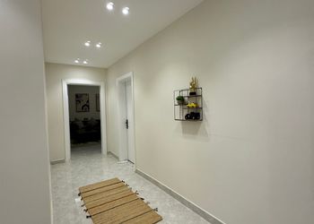 استديو باثاث مريح وبسيط 
