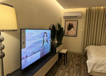 استديو بأثاث مريح وبسيط 