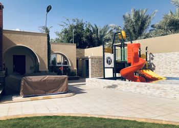 استراحة بمسطح اخضر والعاب اطفال